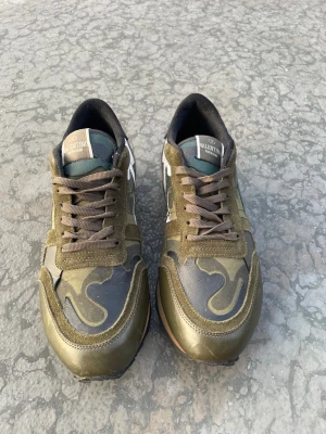 Valentino Garavani camo sneakers - Snygga sneakers från Valentino Garavani med camouflagemönster i grönt, beige och svart. Finns tyvärr ingen låda. Hör av dig vid frågor