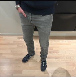Diesel jeans  - Diesel Buster regular slim tapered jeans. Säljer dessa supersnygga jeans, det passar till dig som både vill ha en stilren och modern look. Skriv för fler bilder, priset kan diskuteras
