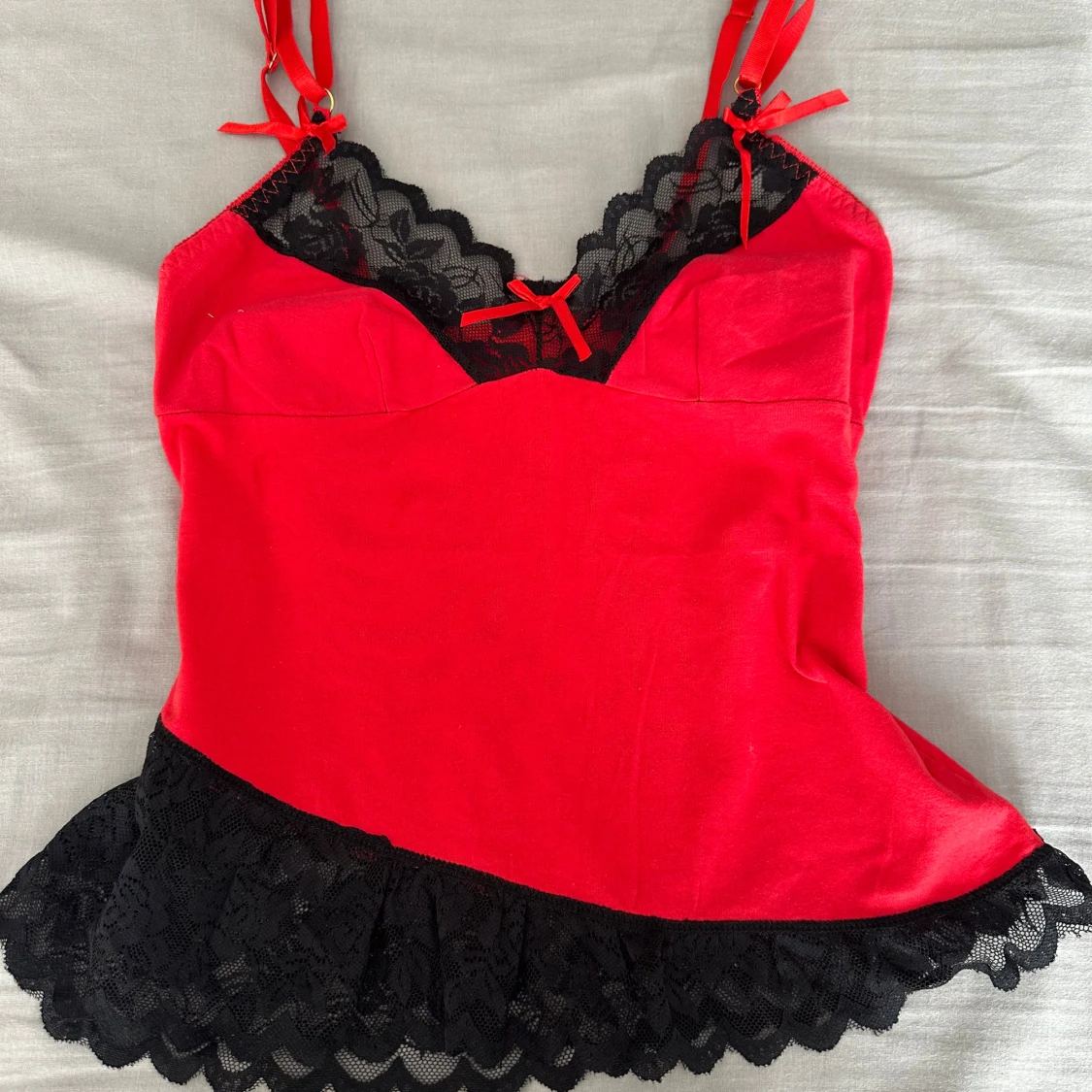 Röd linnetopp med spets och rosetter - 1