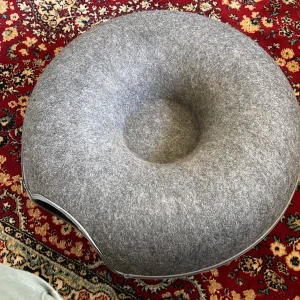 Katt favorit leksak - Bilderna visar en grå, rund filtprodukt med öppning och dragkedja, troligen en katt- eller smådjursbädd. Helt nytt