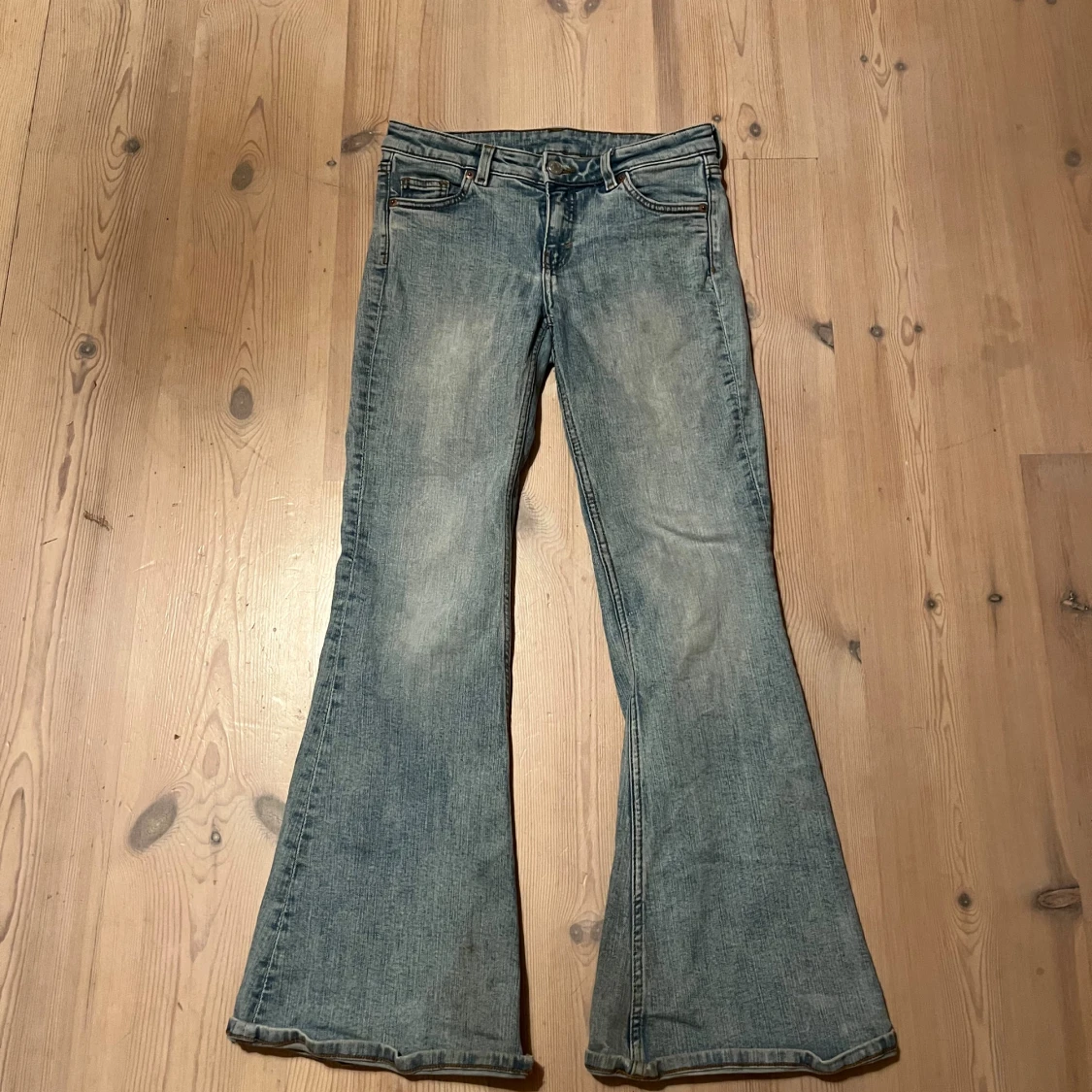 Blå bootcut jeans med slitningar