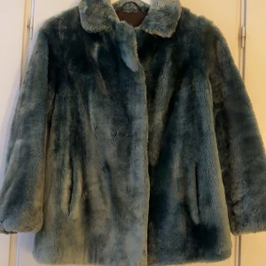 Mörkgrön pälsjacka med krage - Säljer min fluffiga och mjuka pälskappa i mörkgrönt, storlek S 