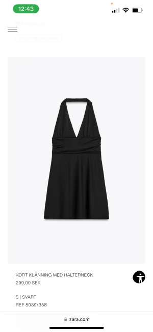 Svart halterneck klänning från Zara - Svart kort klänning från Zara med snygg halterneck och markerad midja. Klänningen har en djup v-ringning och är ärmlös, vilket ger en stilren och modern look. Prislappen sitter kvar!