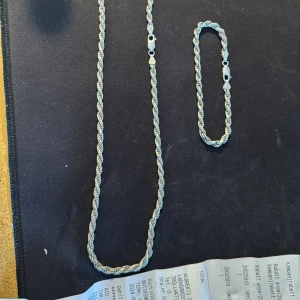 Tjockt silverhalsband och armband - Säljer ett snyggt set med halsband och armband i 925 det kallas Cordell det är 4mm. Halsbandet är 50cm långt och armbandet är 21.5 jag köpte det för 1600kr säljer det för 1000kr 