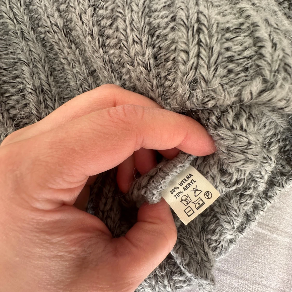 Grå stickad tröja med hålmönster - 2