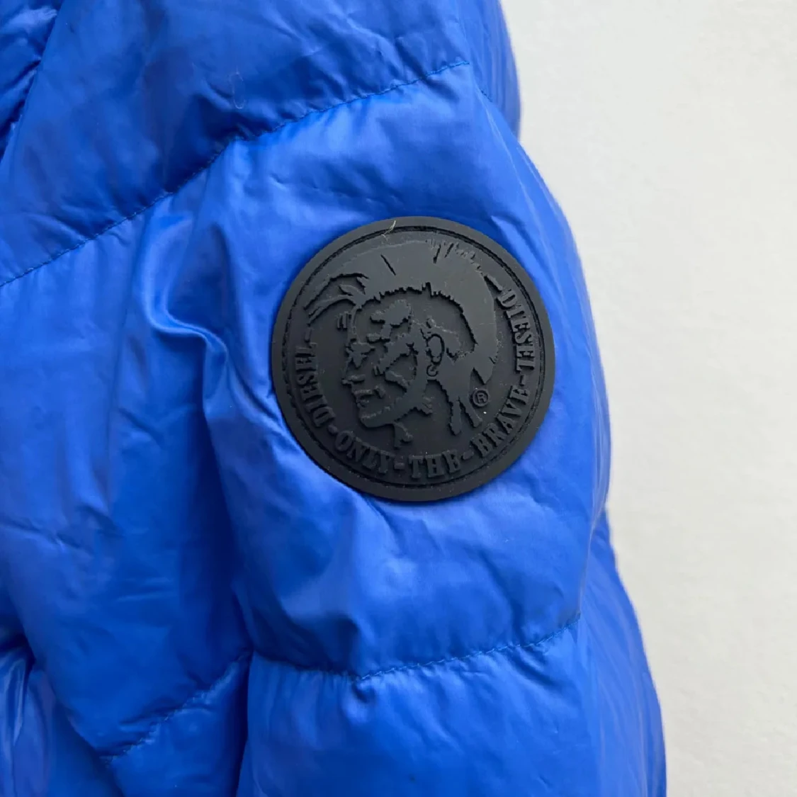Blå pufferjacka med huva - 4