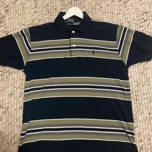 Randig  Ralph Lauren piké  - Väldigt snygg piké från Ralph lauren