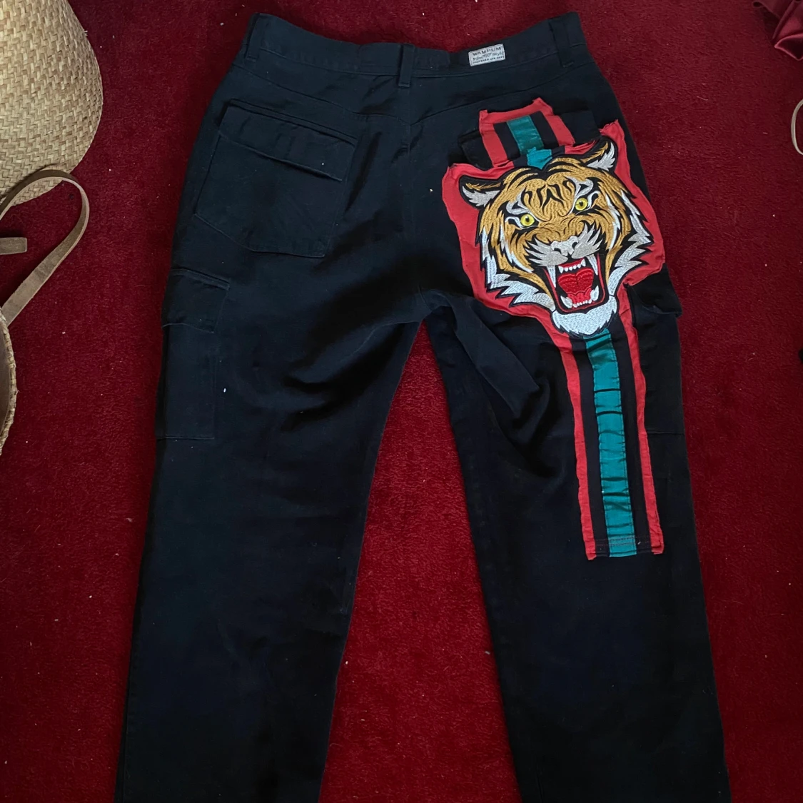 Svarta cargojeans med broderad tiger