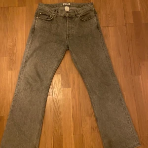Grå raka jeans från HOPE, 31" - Grå Hope jeans som inte används längre. Hål i framfickor men annars gott skick! Hör av er vid frågor eller för mer bilder