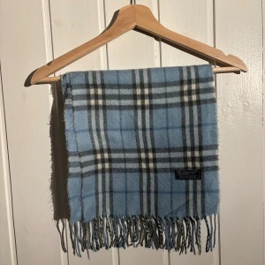 Burberry scarf  - Burberry scarf i bra skick (8/10). Den är lite nopprig men annars i mycket bra skick