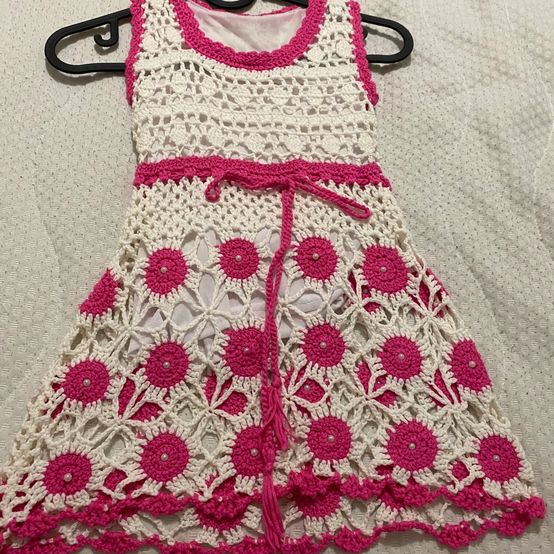 Vit och rosa virkad kortklänning