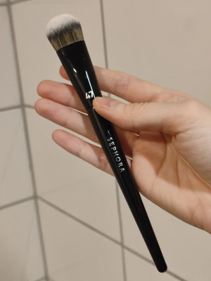 Sephora Pro Foundation Borste #47 - Säljer en Sephora Pro Foundation borste, nummer 47. Perfekt för applicering av foundation för en jämn och felfri finish. Borsten är ny! Ord.pris 329kr.