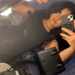 Tight svart klänning  - Liva upp vardagen med en snygg svart klänning till dig som vill se ut som en gudinna och sticka upp bland folk. Denna klänning är en maxi klänning, som passar just till olika typer av event. Det går att ha på sig den till alla slags utgångar. 