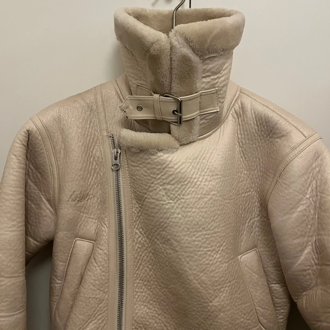 Beige teddyjacka från BikBok XS - 4