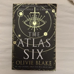 The Atlas Six - En internationell bestseller om sex utvalda, där bara fem kommer att överleva. Mystisk och magisk stämning med inslag av hemliga sällskap och kunskapens kraft. Perfekt för dig som gillar spänning, magi och mörka intriger.