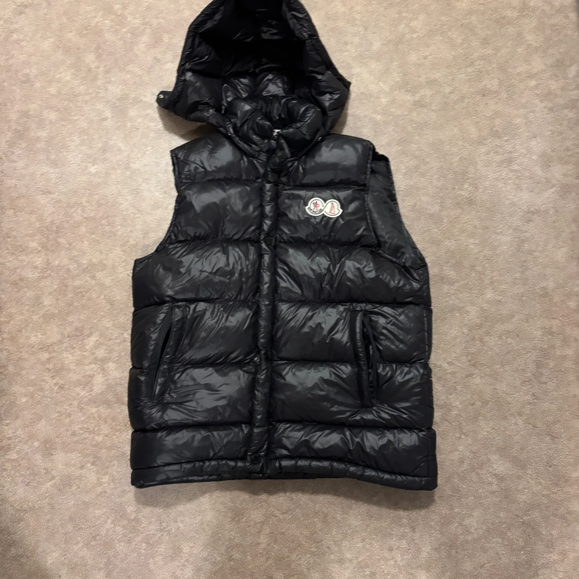 Svart dunväst från Moncler 