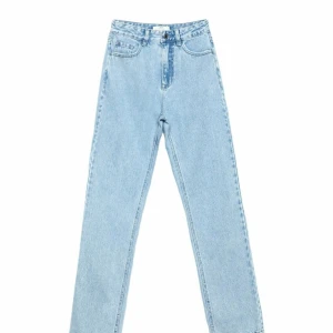 Ljusblå raka jeans med hög midja - Säljer dessa Jenas för dom inte passar mig, helt nya💞ställ frågor🥰