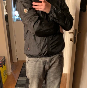 Black moncler jacket - Svart Moncler jacka, skickar direkt om inte dagen efter. Ej äkta, men fortfarande fin 