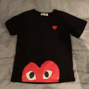 Comme Des Garçons T-shirt - Säljer denna jävligt feta cdg t shirten då den är för liten. Jätte bra skick och använd en gång. Passar perfekt till nästan varje stil och klockren nu till vintern, under jacka eller hoodie såklart 👀🔥❄️