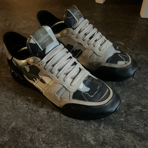 Valentino rockrunner  - Valentino rockrunner Storlek 43 Fint skick Pris 1899kr PostNord frakt 1 Dag! Riktigt feta och perfekta tilll vintern och hösten 