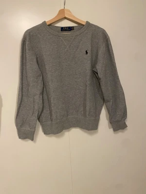  Polo Ralph Lauren/sweatshirt/XS - Klassisk grå sweatshirt från Polo Ralph Lauren (Helt ny, använd två gånger) S men passar också Xs och M