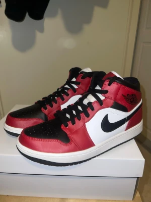 Air Jordan 1 Chicago Black Toe - Säljer ett par Air Jordan 1 Chicago Balck Toe Skorna har svart, vitt och rött. Storlek 43