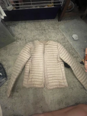 Beige lättviktsdunjacka Save The Duck - Säljer en beige, quiltad lättviktsdunjacka från Save The Duck. Jackan har dragkedja framtill, lång ärm och en clean, minimalistisk look. Perfekt för dig som vill ha en smidig och snygg jacka till våren!💕