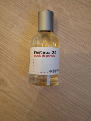 Pasteur 2.0 Extrait de Parfum - Pasteur 2.0 extrait de parfum från one bold chemist. En modern och stilren parfym som sticker ut med sin unika design. Perfekt för dig som vill ha något annorlunda i din samling. Ca 42ml kvar
