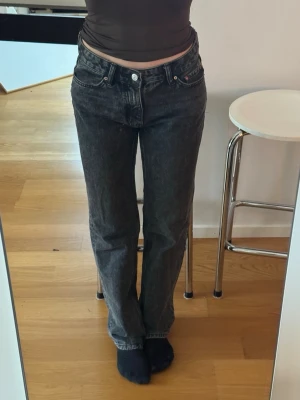 Low waist jeans - Svarta lågmidjade jeans från Gina Tricot. Storlek 34. Sitter superfint och formar sig smickrande runt kroppen! Passformen är raka och låga i midjan. Perfekt/ lite långa på mig som är 163 cm! Inte använt mer än en gång vilket innebär att skicket är mycket bra. Köpt för 499 kr.   Skickar samma dag som du köper. Hör av dig vid frågor!🥰💖