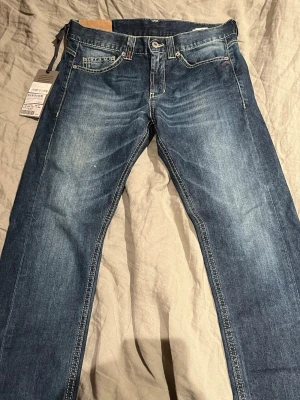 Blå dondup jeans med raka ben - Säljer ett par klassiska blå dondup jeans !Helt nya!