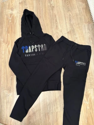 Trapstar tracksuit - Säljer en helt ny svart Trapstar tracksuit. Storlek M men passar S. Finns fler spännande artiklar på profilen!!