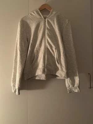 Huddie - En lite kortare huddie från lager 157, dennär grå och väldigt skön inuti. Perfekt till en mysig dag hemma