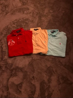 Bundle 3 Ralph Lauren Piké’s Strl (S M L - Säljer dessa ikoniska Ralph Lauren pikétröjor i utmärkt skick. Perfekta för både vardag och lite mer uppklädda tillfällen. Tillverkade av högkvalitativ bomull för komfort och hållbarhet.  *   Färger: Röd, gul och ljusblå *   Material: 100% bomull *   Storlek: Small, Medium, Large *   Skick: Mycket bra, knappt använda *   Detaljer: Klassisk pikékrage, broderad ponnylogga på bröstet  Passa på att lägga till en tidlös stil i din garderob. Perfekta för alla tillfällen!  Obs: Gula tröjan har en Fläck