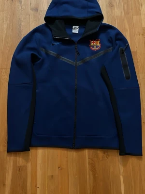 Barca Nike tech fleece  - En barcelona Nike tech fleece i marinblå färg. ALDRIG ANVÄND 