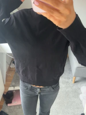 svart stickad tröja - säljer en svart stickad tröja i ett tunnare material! använd ett få tal gånger och har en liten mer kroppad passform, ge gärna prisförslag🖤