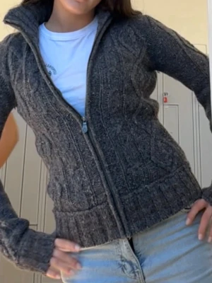 Stickad zip upp tröja  - Stickad ull kofta med zip och krage. Den är i ull men sticks inte 💕💕 kommer inte till användning och är därför som ny! Passar strl xs,s,m