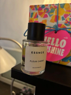 Essnce parfym fleur chere - Parfym från Essnce, fleur chere. Den läcker pyyyyyyyytelite när den legat ned för länge. Alltså någon droppe. Så tänk på att ha den ståendes 🤍 kan tänka mig byta denna mot oh darling eller berries and cream också.