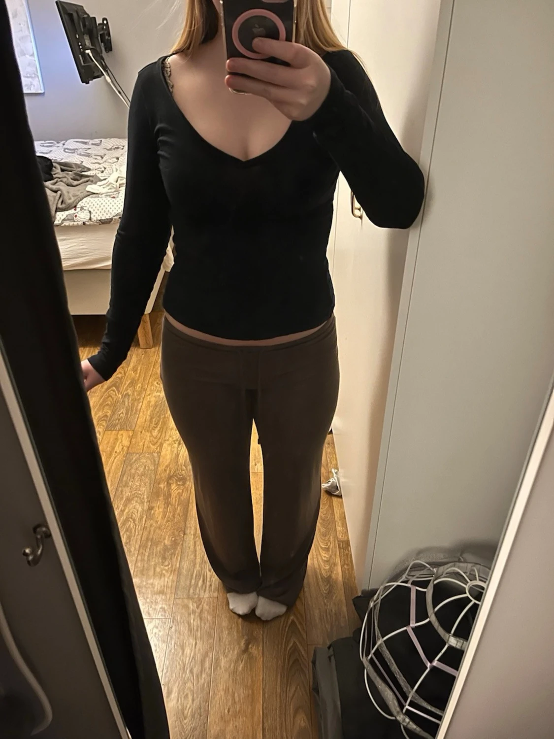 Svart långärmad v-ringad tröja