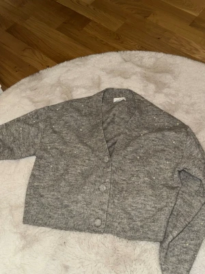 Kofta  - Kofta / cardigan med ”pärlor” på 