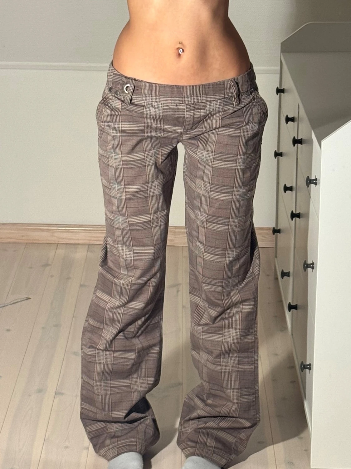 Låga rutiga bootcut kostymbyxor 