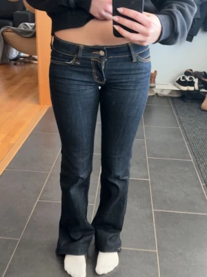 Mörkblå jeans  - Säljer ett par mörkblå jeans från weekday med låg midja. Storlek 24 32. Mycket bra skick