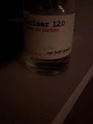 Pariser 120 Eau de Parfum - Trendig parfym från one bold chemist med namnet Pariser 120. Perfekt för dig som vill sticka ut med något unikt. Snygg och stilren flaska.