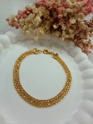 18k guldpläterat x-länk armband - XLänk-armband i rostfritt stål – 18K guldpläterat 💎 Ett kraftfullt och elegant armband som ger en lyxig känsla och passar både vardag och fest.  ✔️ Högkvalitativt rostfritt stål ✔️ 18K guldplätering för extra lyster ✔️ Rostar inte & behåller sin färg ✔️ Längd: 18 cm ✔️ Stilren och modern design  🔥 För dig som vill sticka ut med stil 📩 Beställ nu och lyft din look