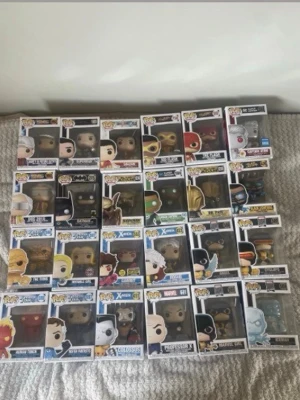 Funko pop 1000kr -  en samling Funko Pop-figurer i sina originalförpackningar, bra skick. 1000kr eller 100st.