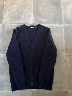 Uniqlo stickad kofta  - Tja, säljer denna otroligt snygga Uniqlo koft i mycket bra skick. Skick: 8/10 | Storlek: S | Pris: 449 | Inga defekter | Passar längd 165-170 | Hör av er vid minsta fråga eller fundering! 