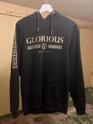 Glorious Gangsta Hoodie  - Knappt använd, hänger bara i garderoben.