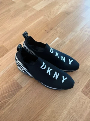 Nya skor - Helt nya skor från märket Dkny. Storlek 39.