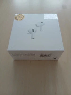 HELT NYA ! AirPods Pro (2nd generation) - Helt nya Apple AirPods Pro (2nd generation) med MagSafe-laddningsetui, fortfarande i obruten originalförpackning. Aktiv brusreducering, adaptiv EQ och lång batteritid. Perfekt för både musik och samtal. Ingen synlig skada eller slitage.