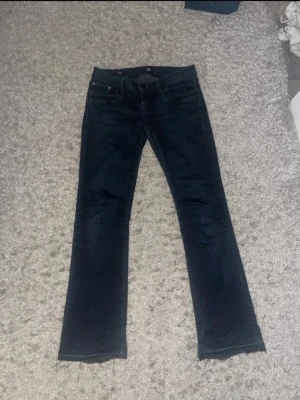 Mörkblå bootcut jeans från LTB -  mörkblå jeans från LTB i modellen Valerie. bootcut-ben. Låg midja. Materialet är mjukt jeans-tyg med lite stretch för extra komfort.. Hål i skrevet men syns inte när dom sitter på och ihop sydd, upp sprättade där nere, priset går att diskutera. 