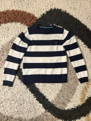 Sweatshirt Gant - Säljer då jag inte har någon användning för den längre, passar S men också Xs. Funkar nästan med samtliga stilar. Vid flera frågor hör av er!  Märke: Gant  Kondition:8/10  fraktar samma dag eller dagen efter✅  swag rap streetwear baggy vintage skate hiphop y2k affliction archive underground avant garde japan style OG 2000s flared washed affliction jeans drip oldmoney den 
